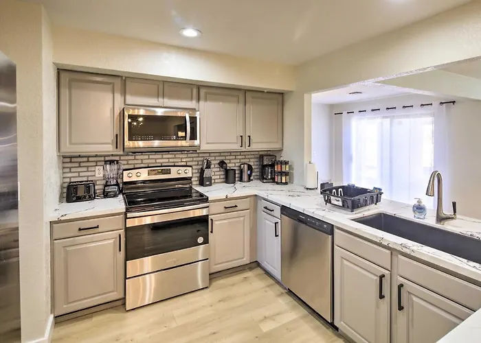 Modern Havasu Retreat: & Mountain Views! * Lake Havasu City