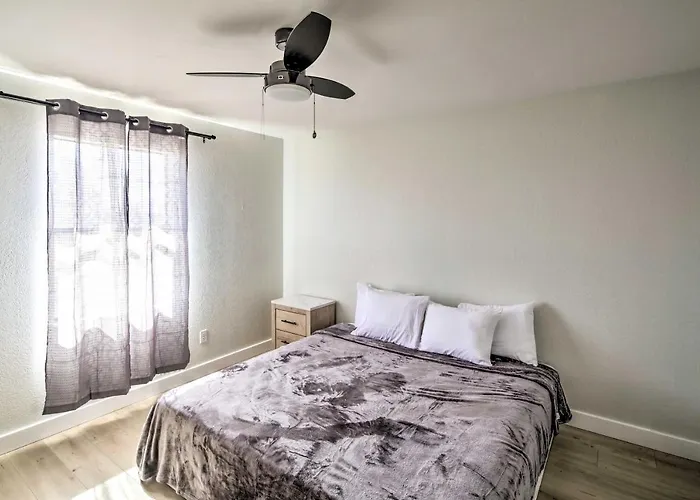 Modern Havasu Retreat: & Mountain Views! Lake Havasu City