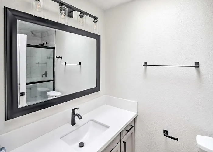 Modern Havasu Retreat: & Mountain Views! Holiday home *
