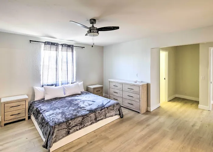 Modern Havasu Retreat: & Mountain Views! Holiday home